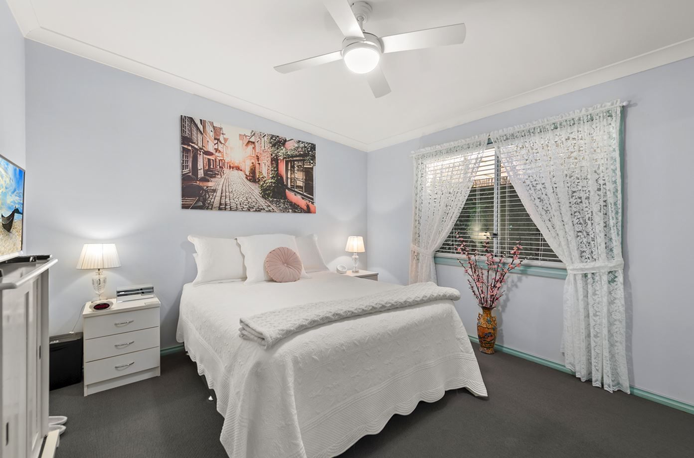 Perfect Presentation - Gorgeous rear garden with park like view - Air Conditioned