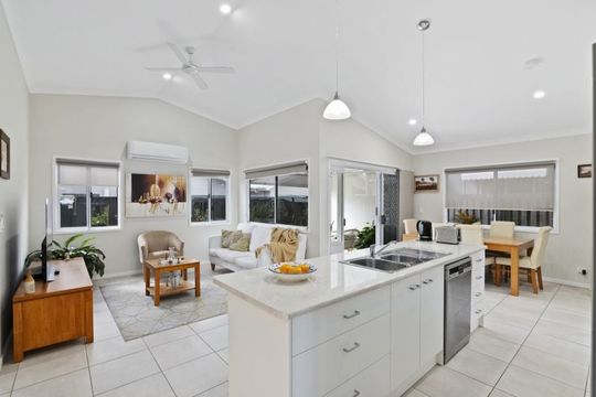 Sunny Position, Spacious Backyard - Two Bedroom Home plus Study!