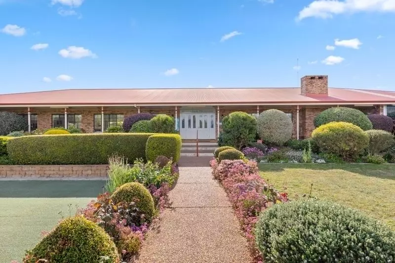 Under refurbishment!!!! A beautiful modern unit in a perfect position.