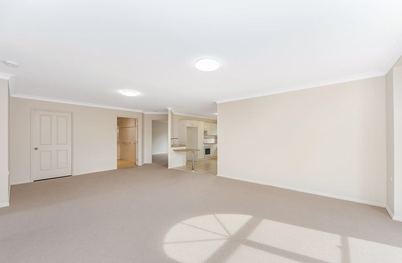 Spacious Open Plan Villa with Garage and Sunny Patio