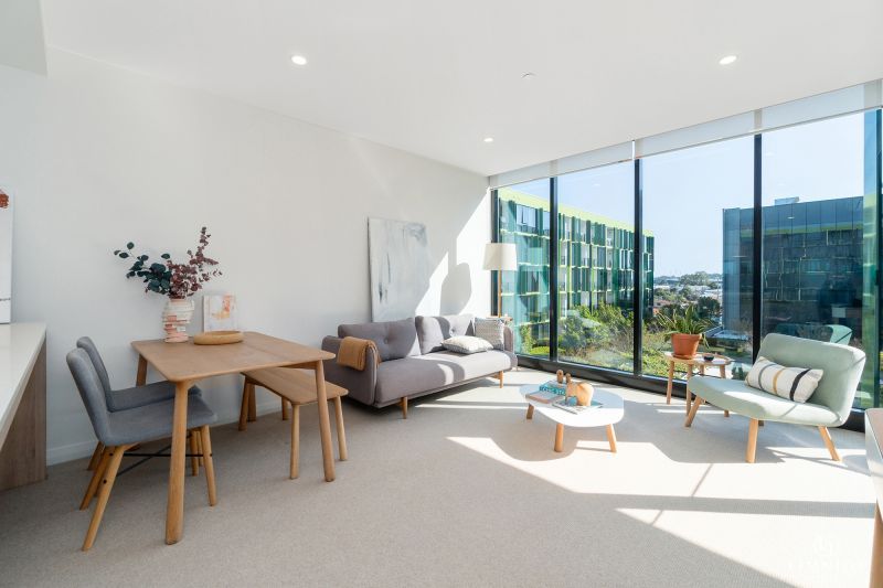 Bright Outlook and Contemporary Stylish Living!