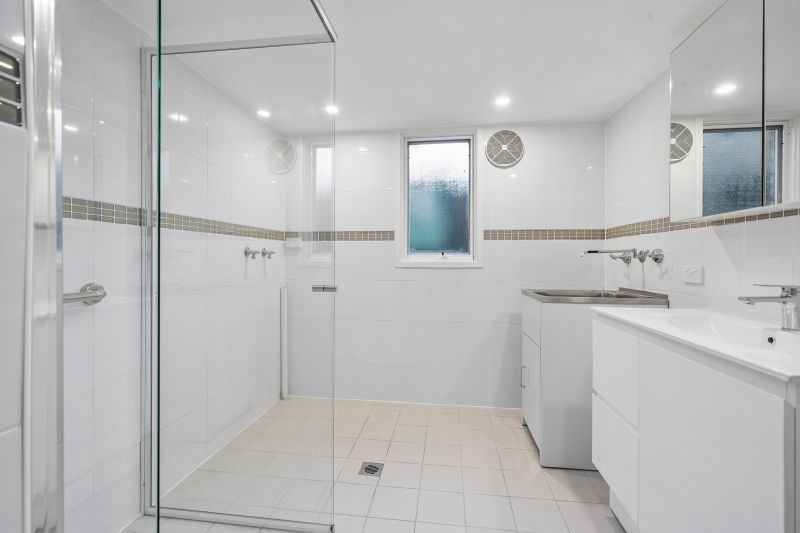 Bright, private & perfectly positioned villa