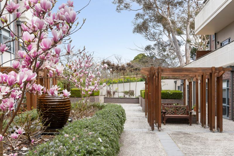 Cozy one-bedroom with exclusive courtyard access