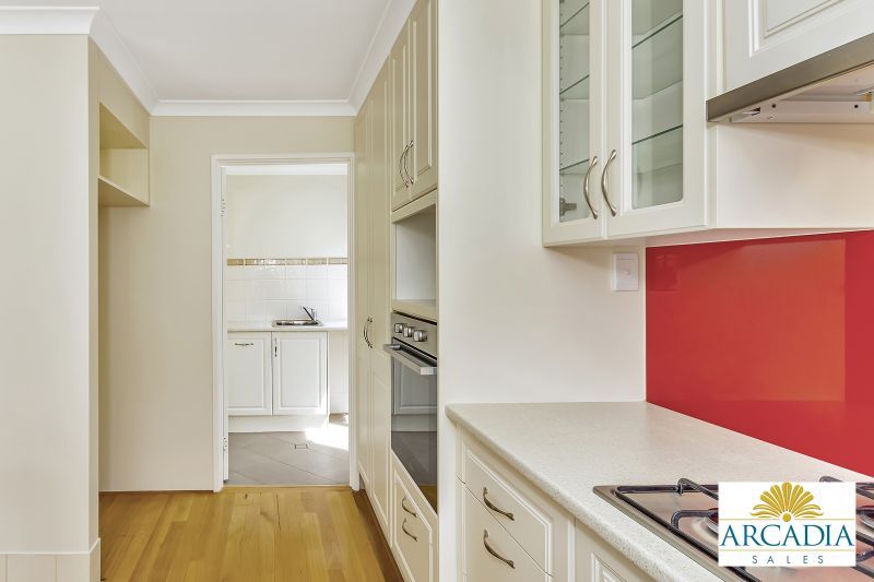 ARCADIA WATERS MADDINGTON - Solid Timber Floors & Feature Kitchen