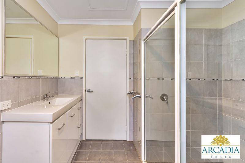 ARCADIA WATERS MADDINGTON - Solid Timber Floors & Feature Kitchen