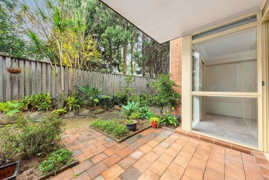 WONDERFUL NORTH FACING GROUND FLOOR—RARE FIND