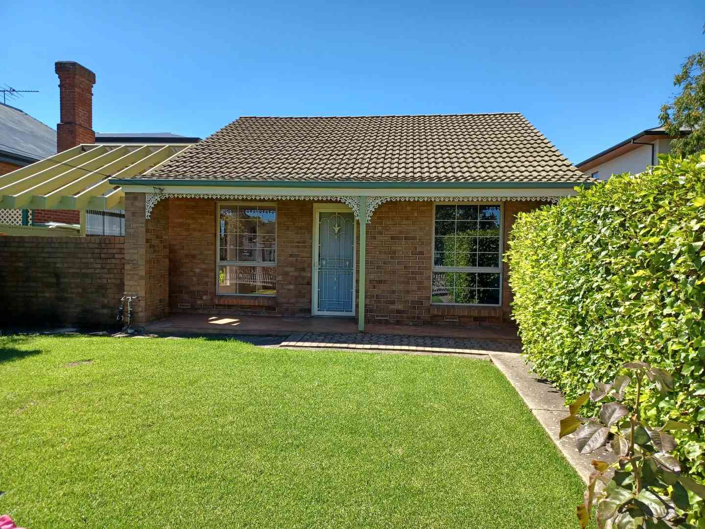 Fully refurbished 2-bedroom unit available now in Walkerville!