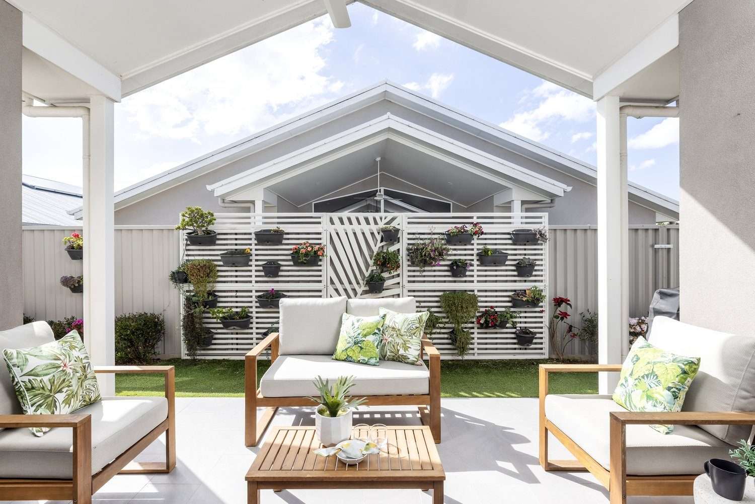 Elegant Three-Bedroom Retreat - Sunlit Alfresco Living