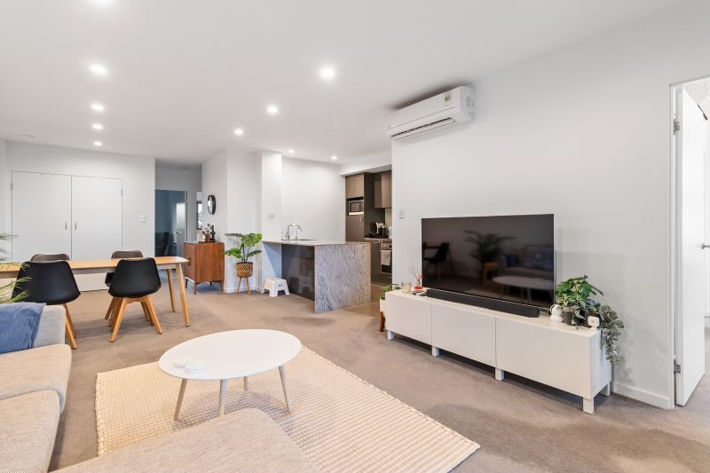 Top Floor Apartment With Views!