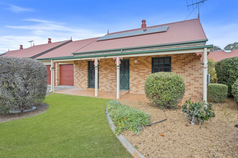 Light and spacious two-bedroom villa close to amenities