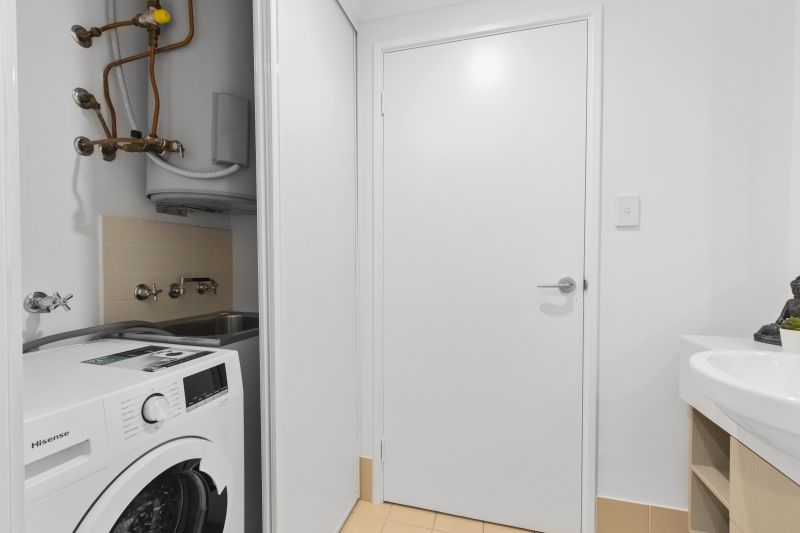 Light & Bright Living, Refurbished... See it to Believe it!!