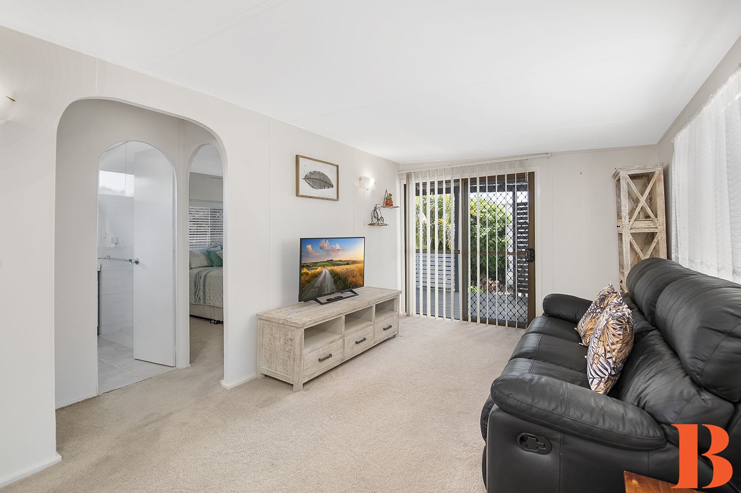 PERFECTLY PRESENTED - WALK TO SHOPS AND POOL - SUNNY GARDEN COURTYARD