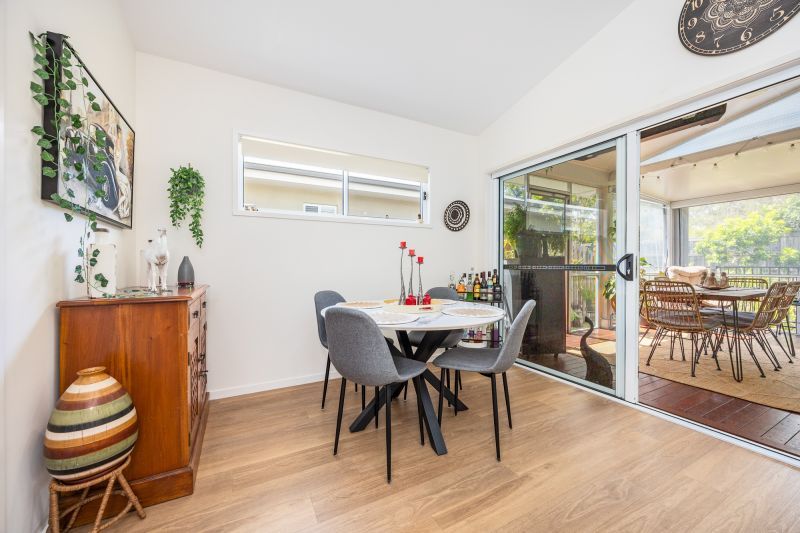 Vibrant Modern Home – Carefree Alfresco Living!