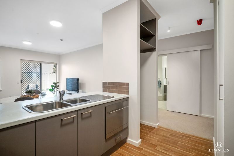 CURRENTLY UNDER RESERVATION. Beautifully presented 1 bedroom ground floor apartment