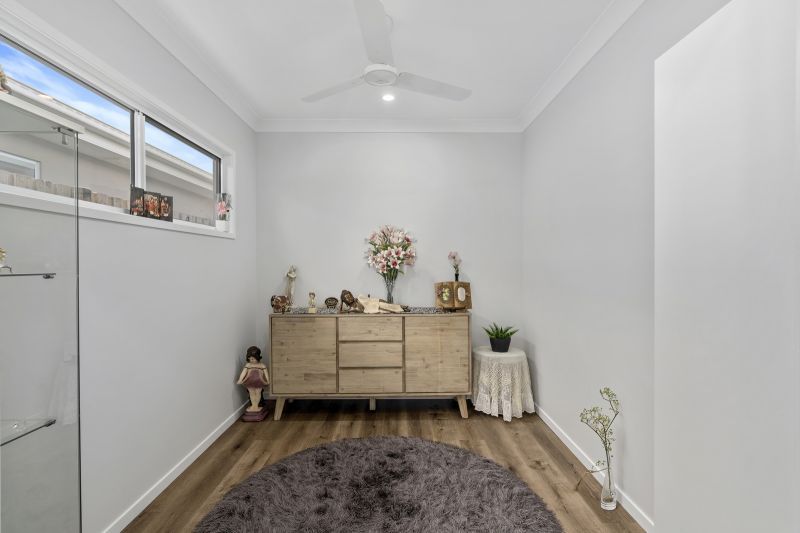 Elegant 2 Bedroom + Study - Near New