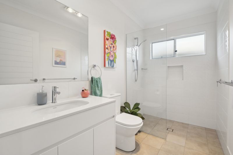 Expansive Alfresco & Vibrant Modern Design