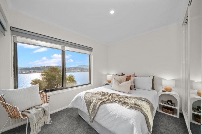 Two bed unit with majestic views of the Derwent River