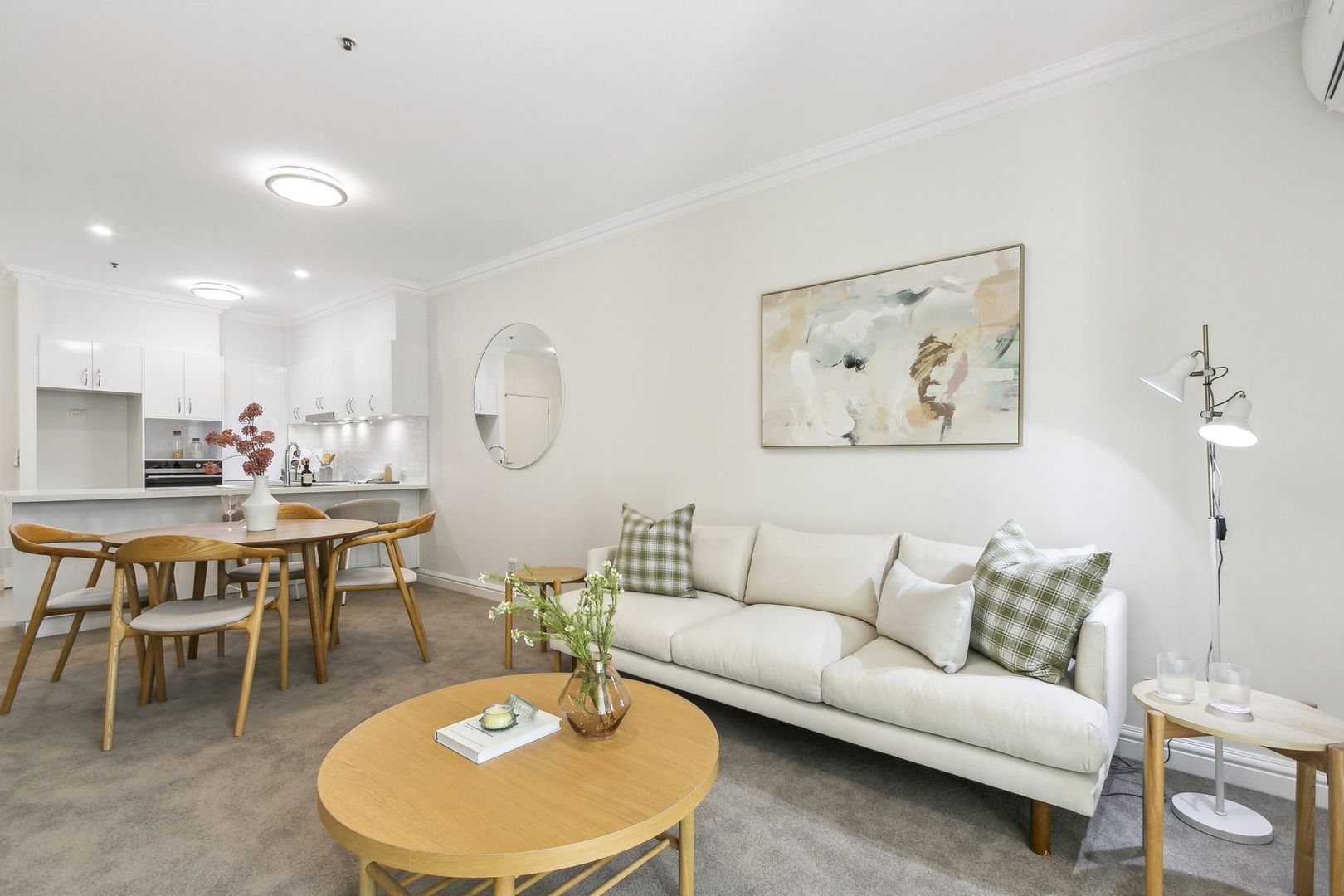 Spacious ground-floor apartment opening onto beautiful garden setting
