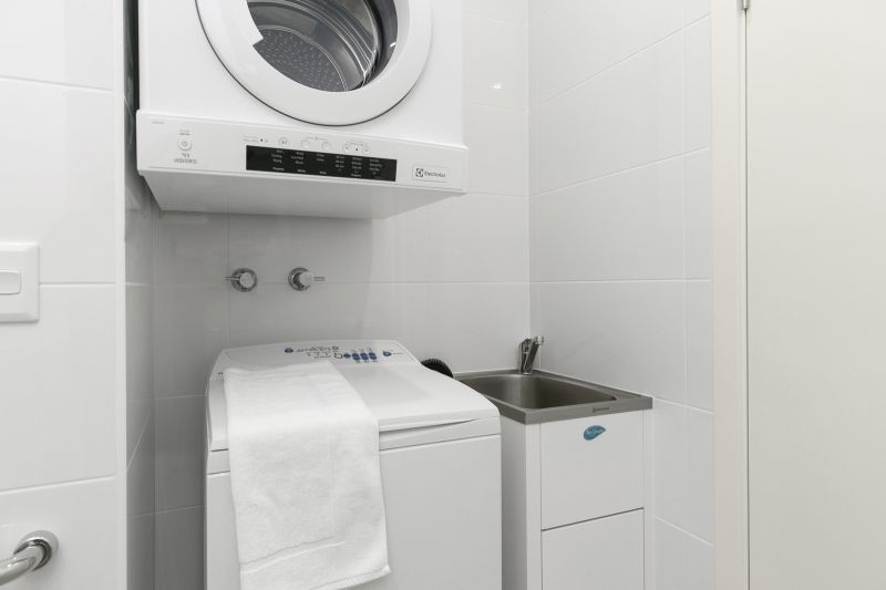 Sunny 1-bedroom apartment with beautiful community views