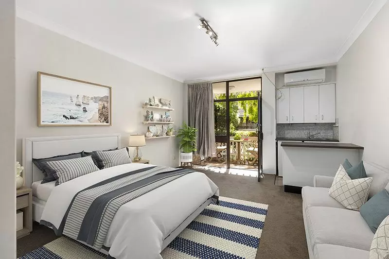 Sunny North facing studio apartment leads onto a beautiful flowering garden.