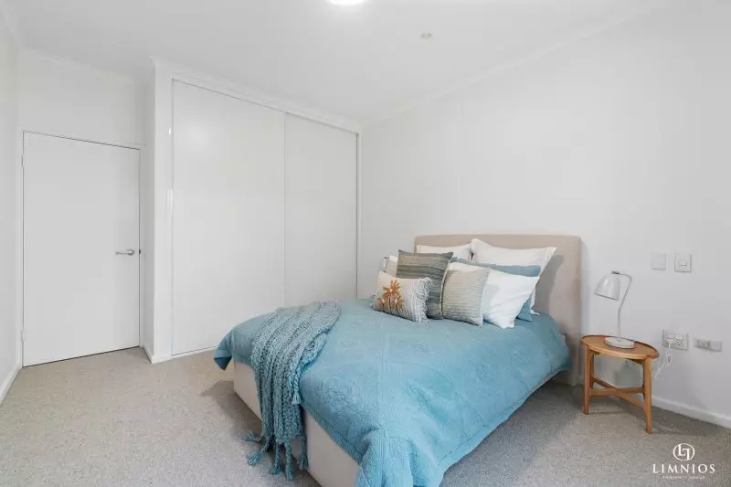 CURRENTLY UNDER OFFER. Fabulous garden apartment!