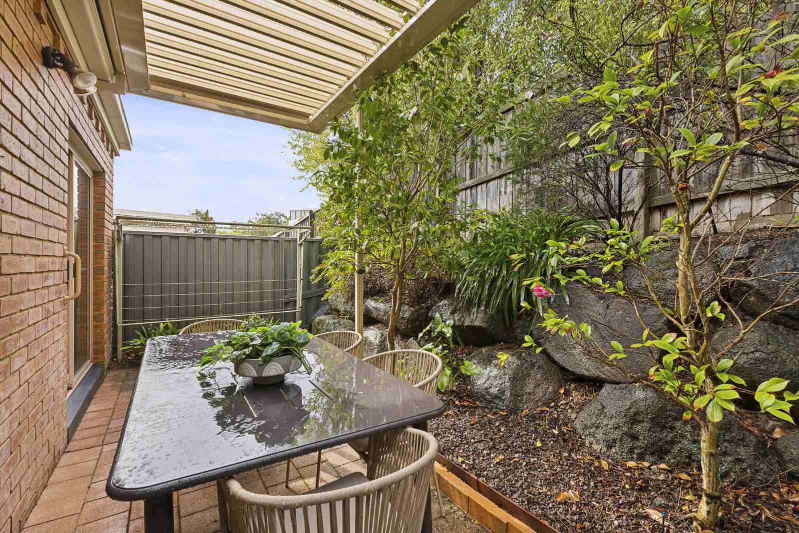 Newly refurbished 2-bedroom plus study villa