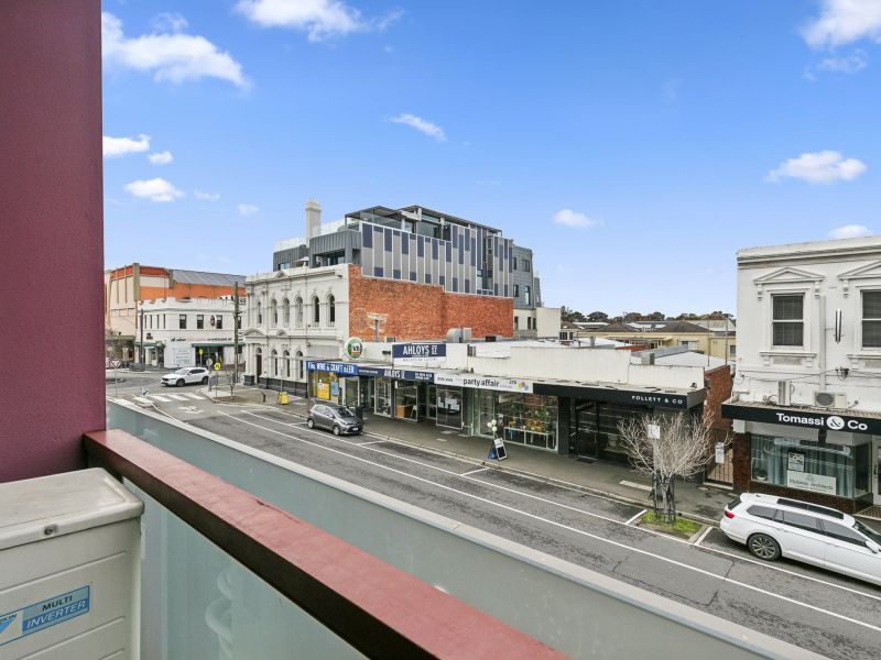 Modern, Light-Filled Apartment with Balcony and Secure Parking
