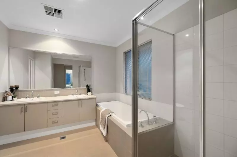 Spacious Riverside Family Retreat!