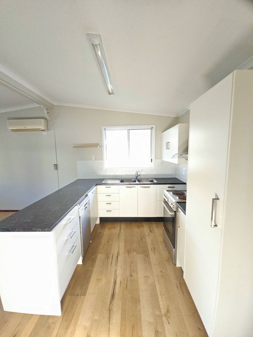 15K Price Dropped for Quicker Sale ! ~Modern reno house in great location offering aboudance features