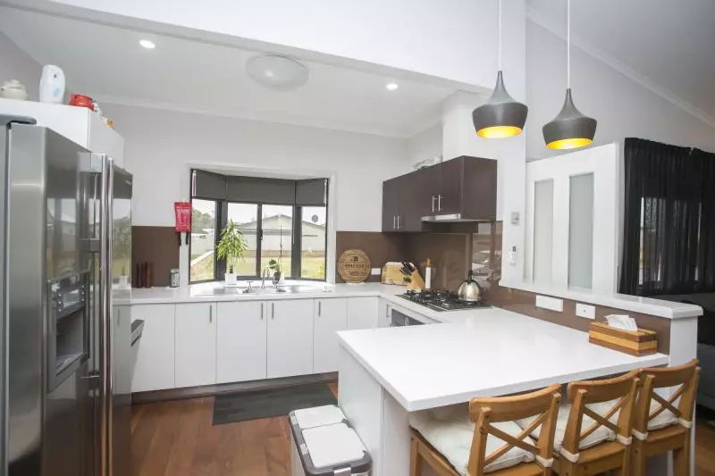 Beautifully Presented Smart Home plus Golf Buggy