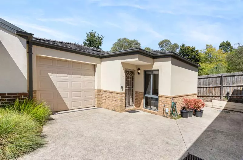 Contemporary Private Living overlooking Kurrajong Reserve