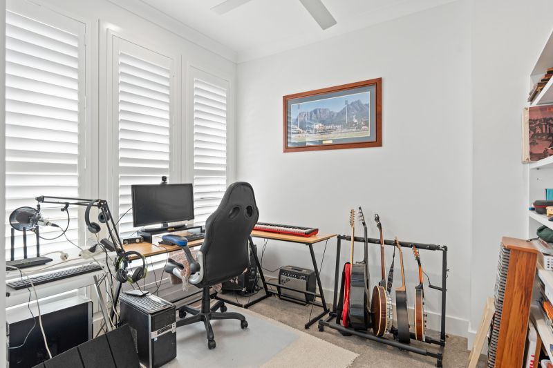 Relaxed Modern Living: Superb Location