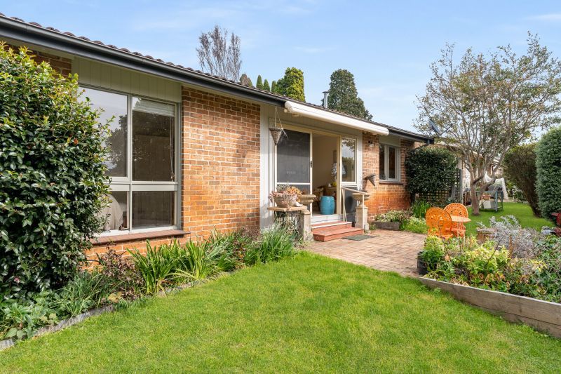 Sun-filled, Freestanding 3 Bedroom Cottage