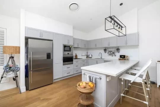 Elegant Three-Bedroom Retreat - Sunlit Alfresco Living