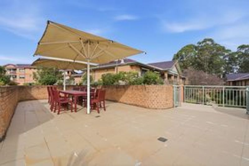 Ground level unit overlooking the central gardens