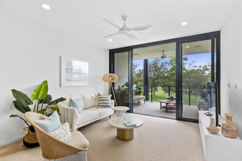 Top Floor Golf Course Views