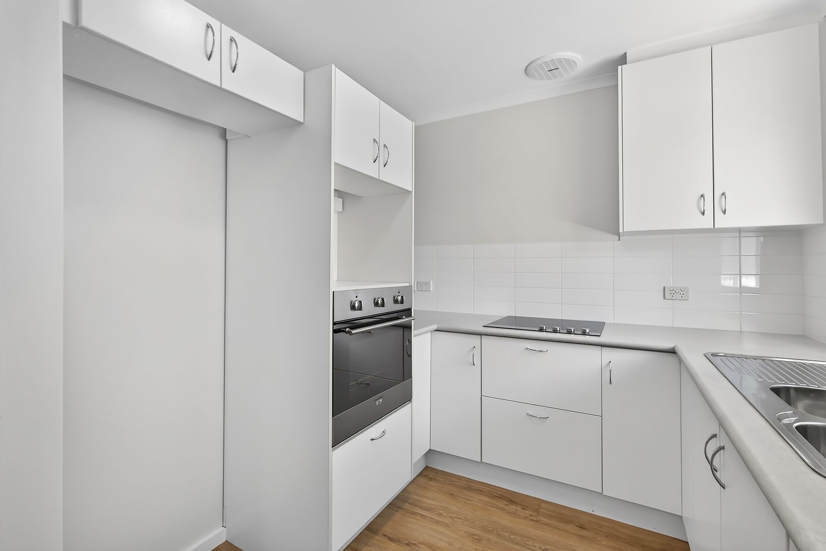 Lovely 1 bedroom unit in Frederick Guest Retirement Village in the heart of Bull Creek.