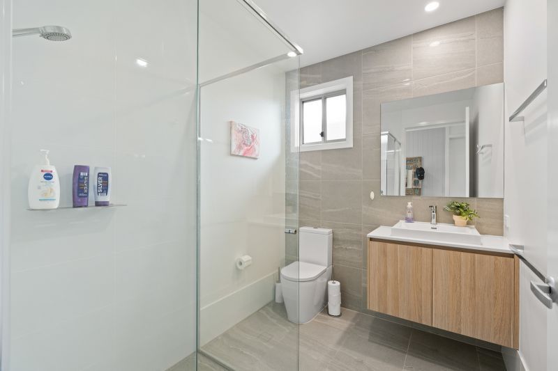 Relaxed Modern Living: Superb Location