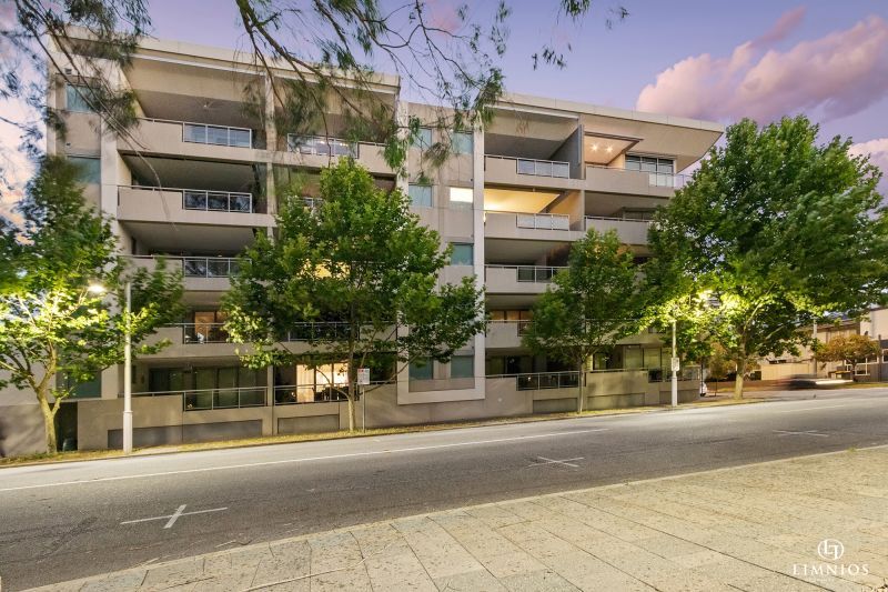 Oversize apartment with park views!