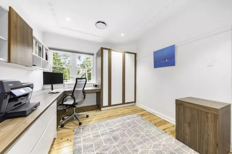 Enviable private position in a quiet but convenient street