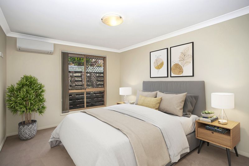 Charming Villa with Private Garden, Solar Power, and Spacious Interiors