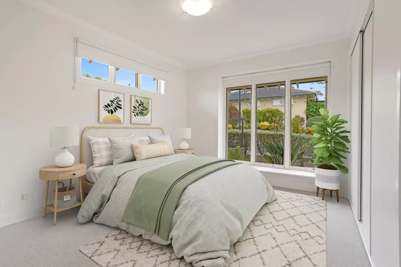 Impressive Villa with Vaulted Ceilings and Private Courtyard