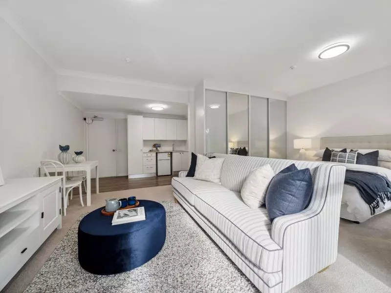 Light-filled apartment with a verdant view