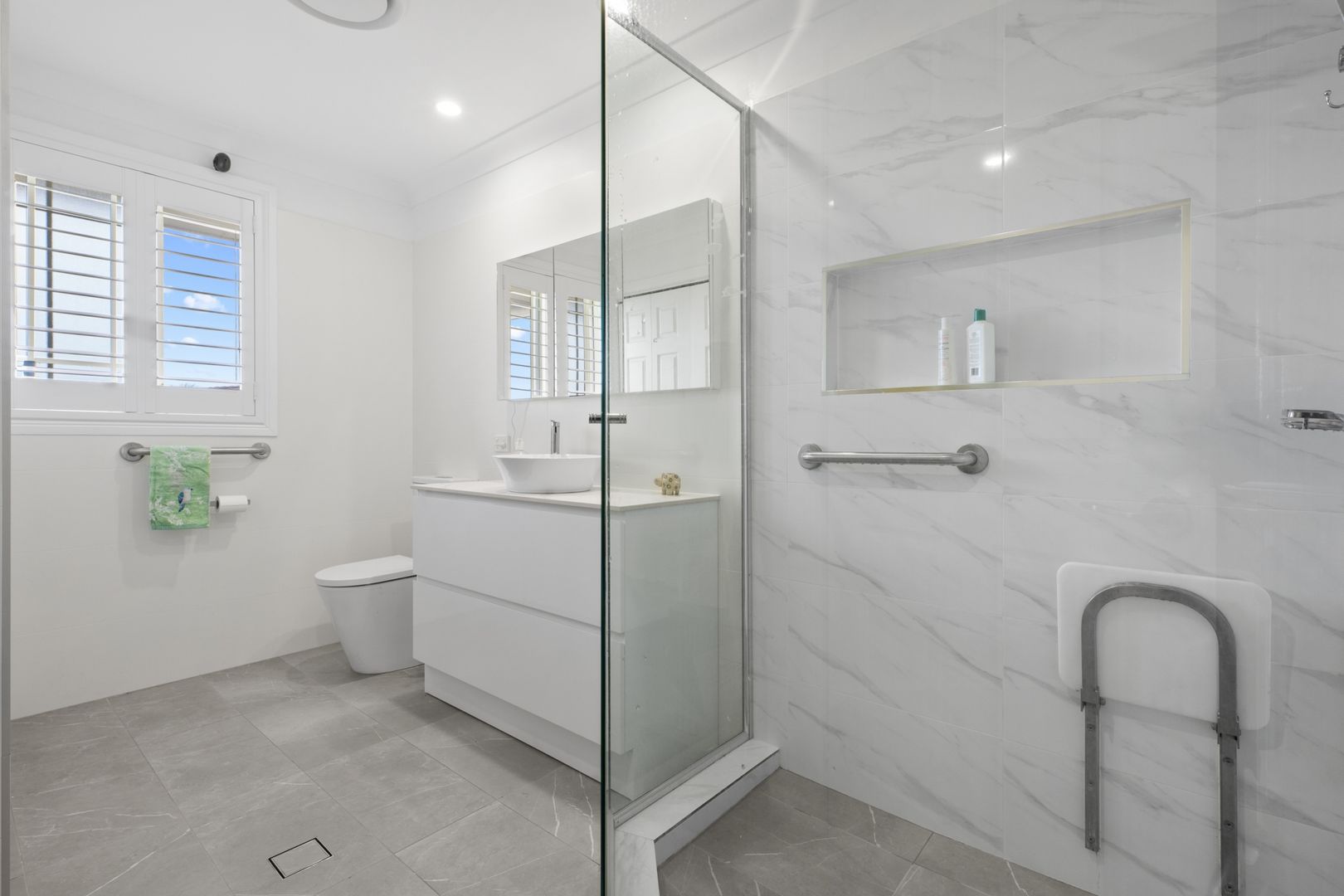 Fully Renovated Upstairs Unit – Move Straight In