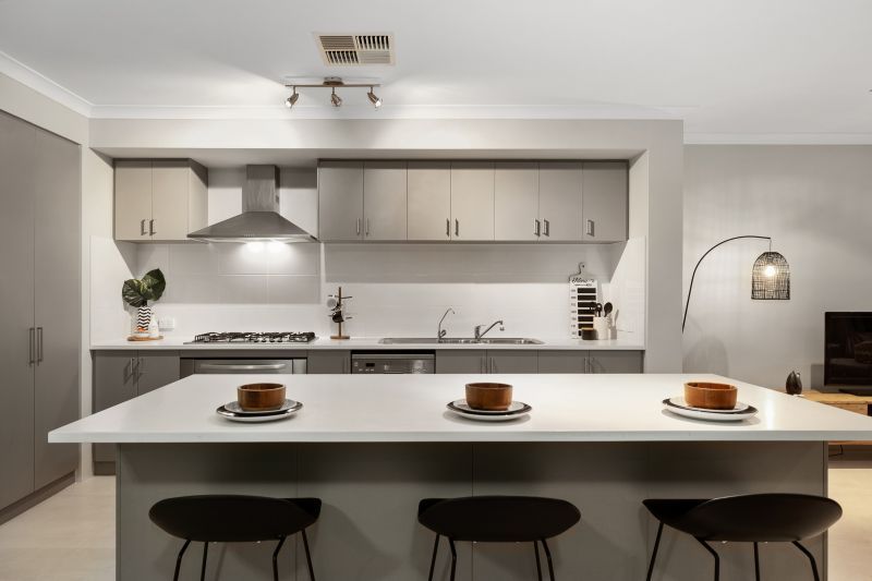 Spacious Riverside Family Retreat!