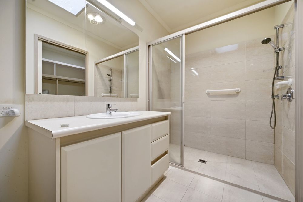 Relaxed Over-55s Living Beside the Botanic Gardens