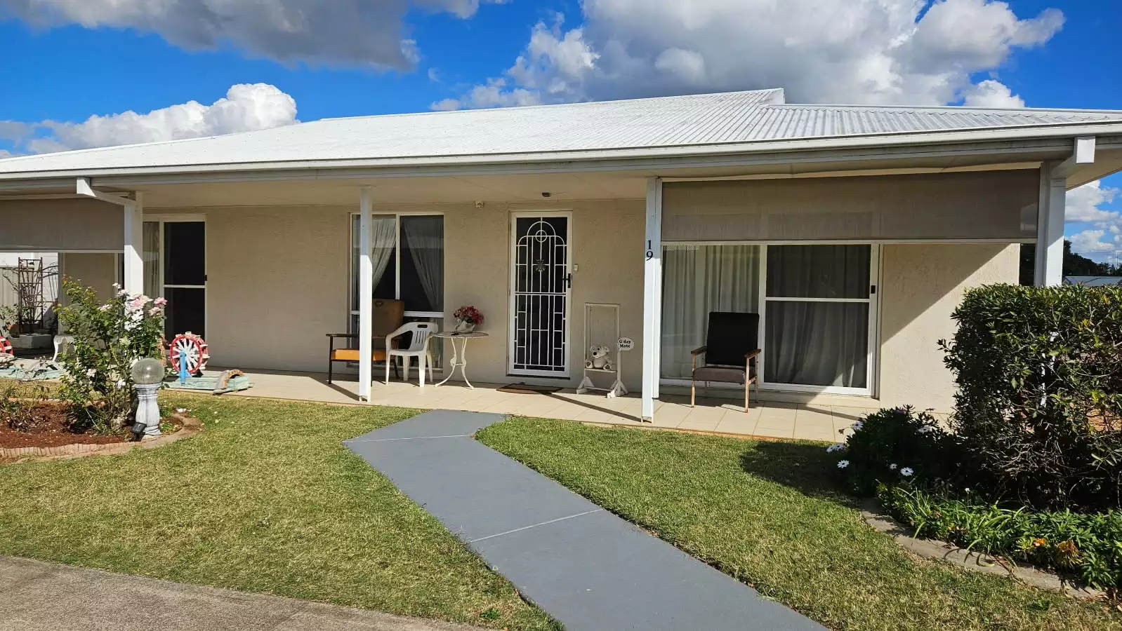 Inviting home with great location!