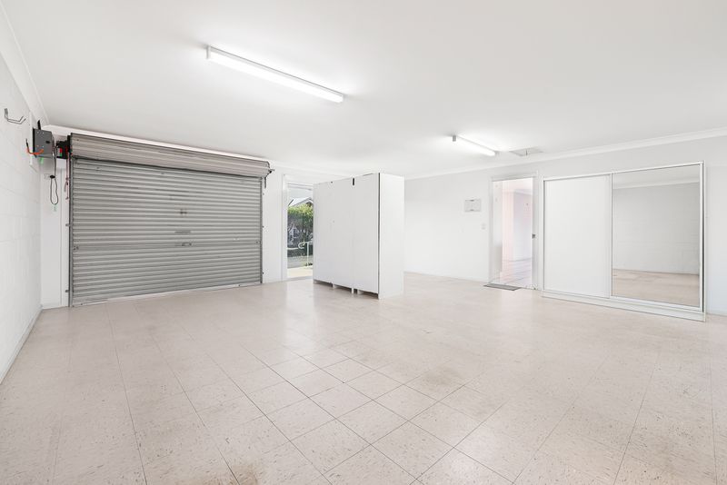 Sunlit Corner Unit with Extra Living Space in Quiet Cul-de-sac