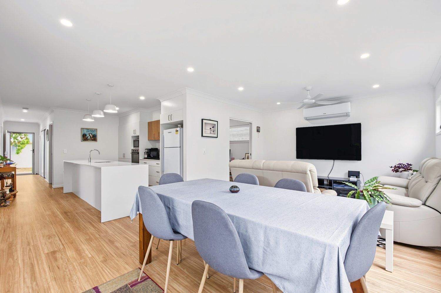Modern Style, Prime Position