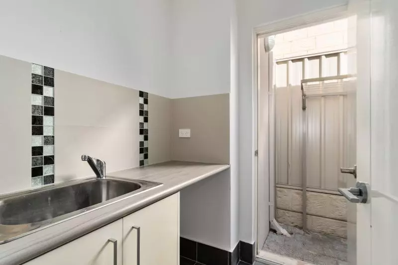 Ticking All Boxes: Location, Modern, Spacious & NO STRATA